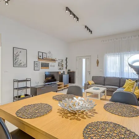 Runa With Terrace Apartment