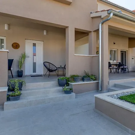 Runa With Terrace Apartment