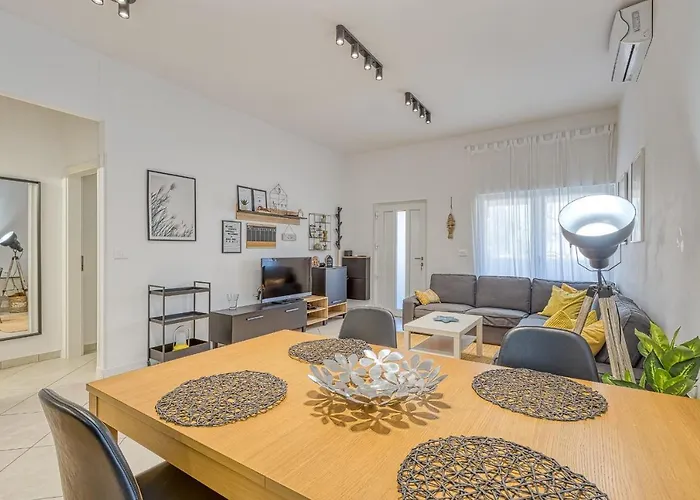 Runa With Terrace Apartment